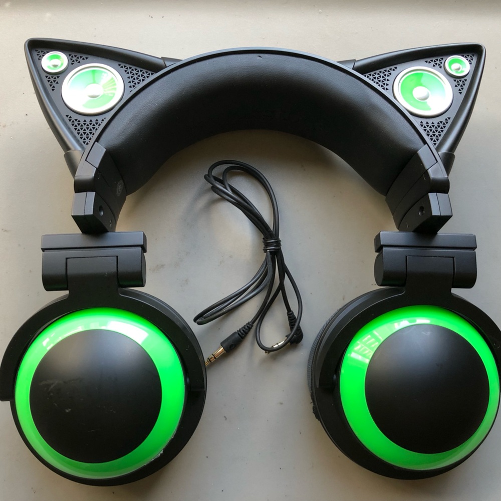Brookstone Cat Wired Headphones (Read)